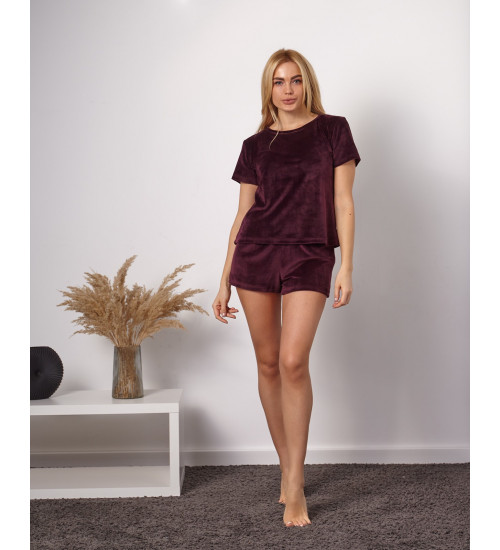 Домашній жіночий велюровий костюм: футболка і шорти