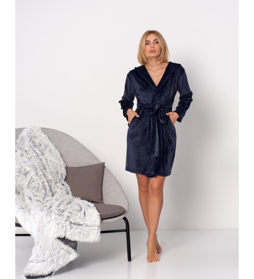 Жіночий короткий велюровий халат з капішоном