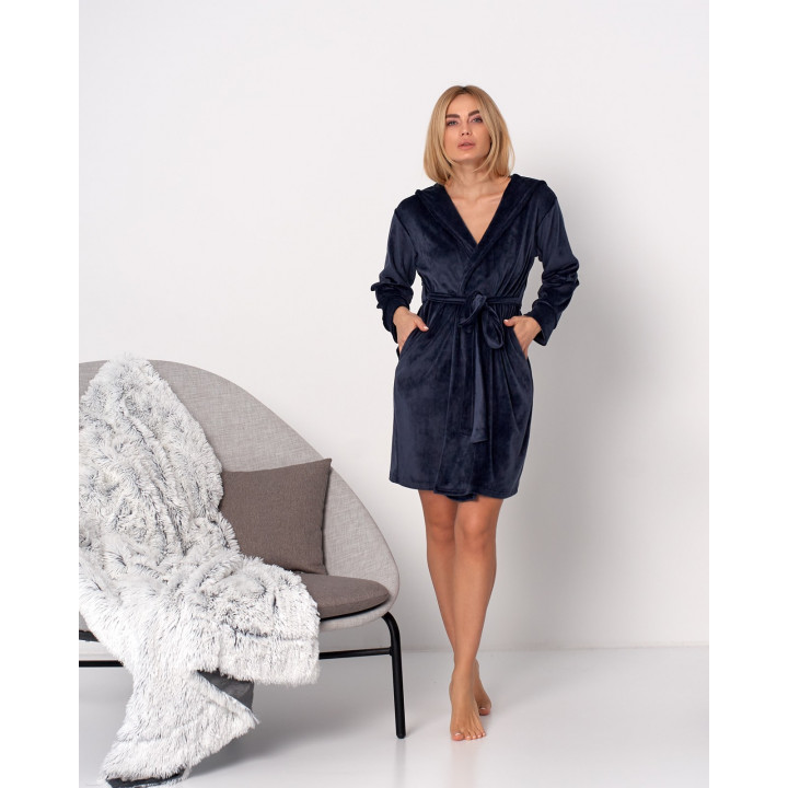 Жіночий короткий велюровий халат з капішоном