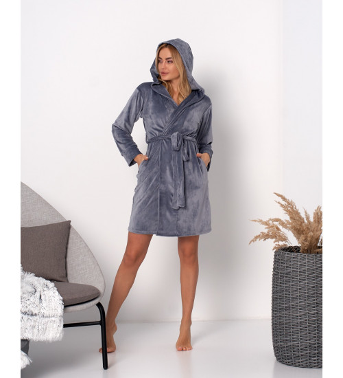 Жіночий короткий велюровий халат з капішоном