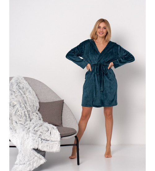Жіночий короткий велюровий халат з капішоном